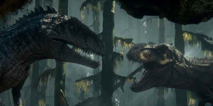 Jurassic World Dominion'dan bir sahnede bir Giganotosaurus, Tyrannosaurus Rex'e karşı karşıya gelir.