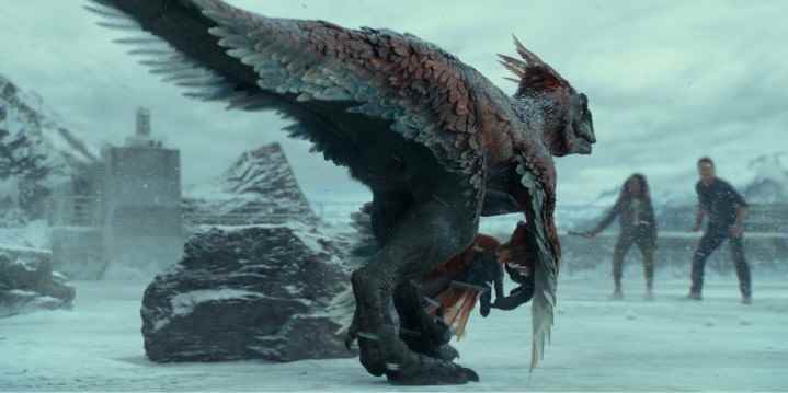 Jurassic World Dominion'dan bir sahnede buzun üzerinde bir piroraptor duruyor.