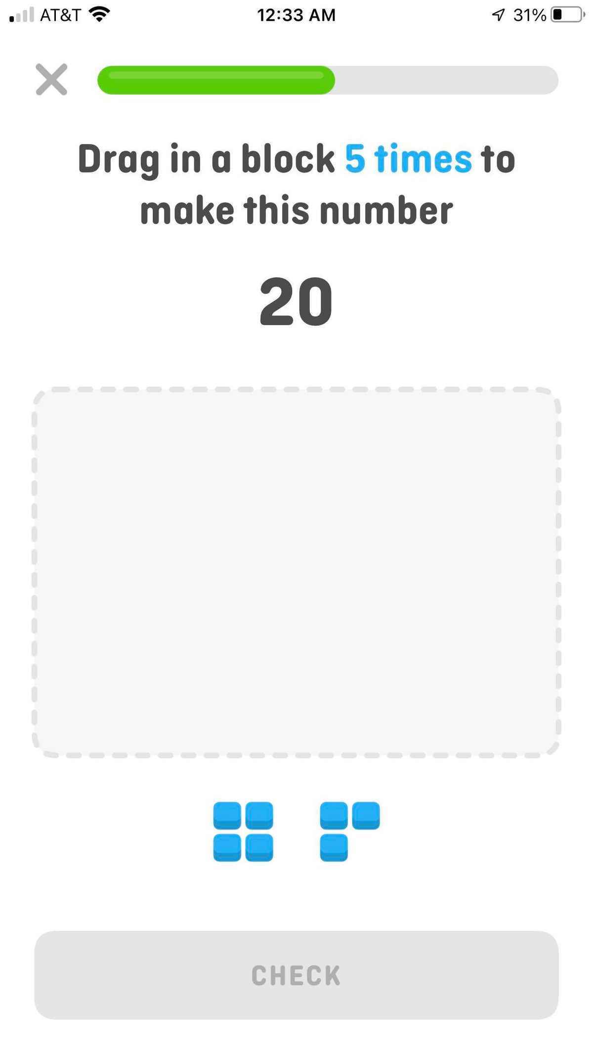 Duolingo Math arayüzünün bir ekran görüntüsü.  Metin okur: Bu sayıyı yapmak için bu bloğu 5 kez sürükleyin: 20.