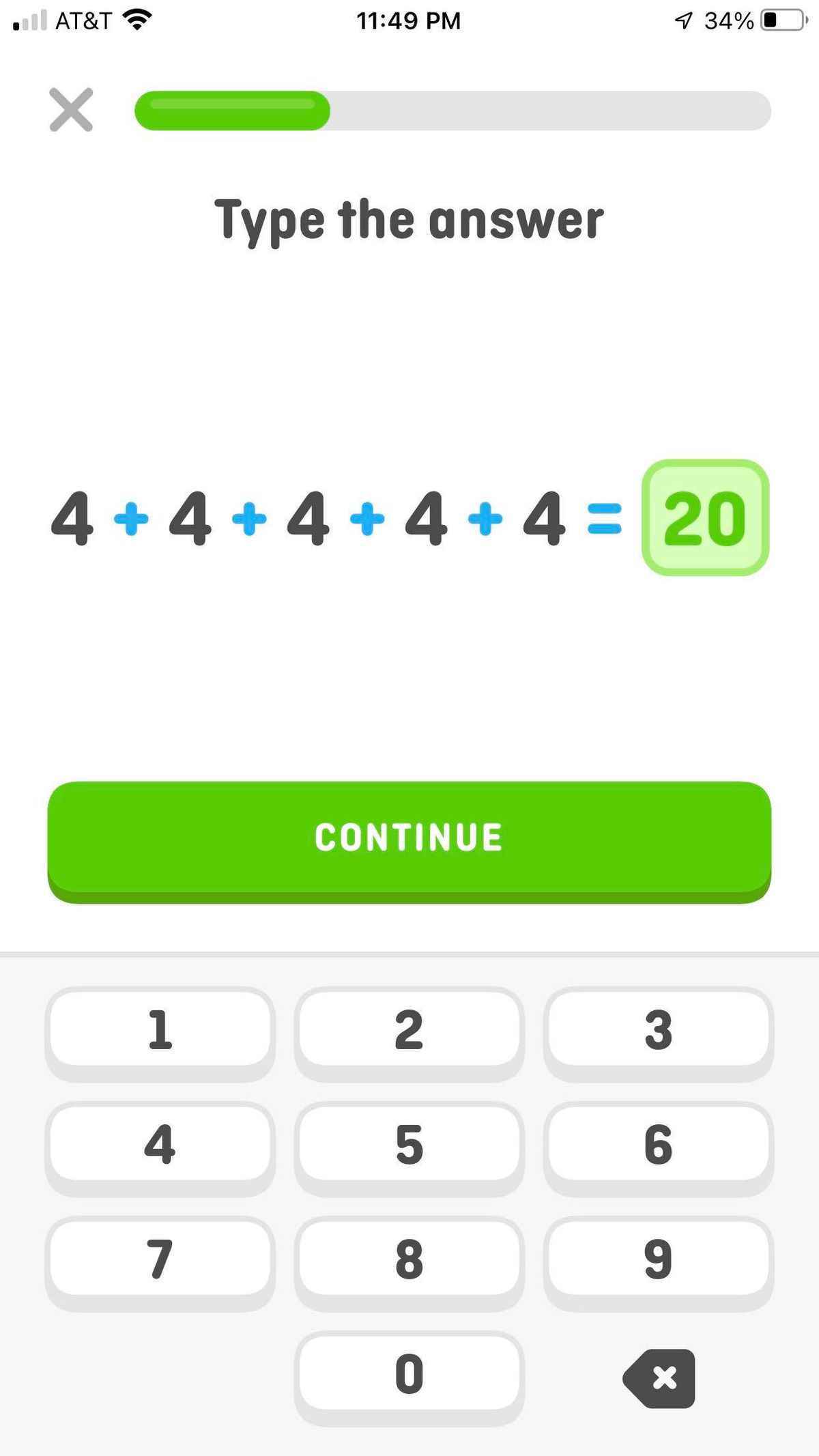 Duolingo matematik uygulamasının ekran görüntüsü.  Metin okur: Cevabı yazın: 4+4+4+4+4=20.