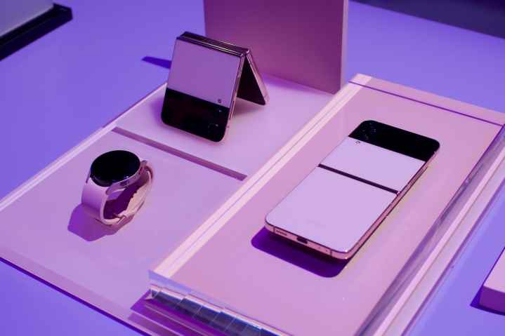 Samsung Galaxy Z Flip 4 ve Galaxy Watch 5.