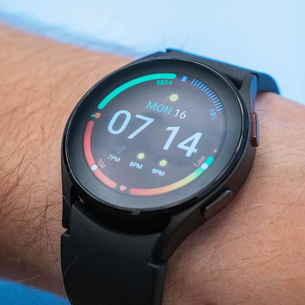 Normal Galaxy Watch 4, hassas bir şekilde dokunmaya duyarlı bir çerçeveye sahiptir.