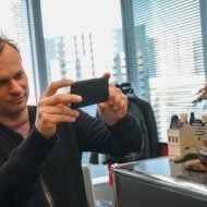 PlayStation Studios Başkanı Hermann Hulst elinde bir telefon tutuyor.