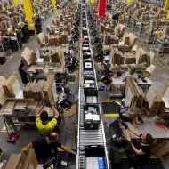 Amazon çalışanları bir depoda.