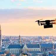 Bir dron bir şehrin üzerinde uçar.