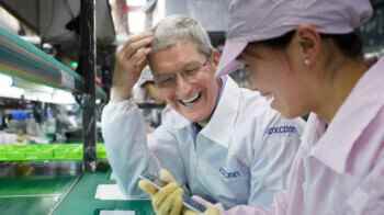 Apple CEO'su Tim Cook, iPhone'un üretildiği Foxconn montaj hattını ziyaret etti - Apple, iPhone 14 üretimiyle daha önce hiç yapmadığı bir şeyi yapıyor