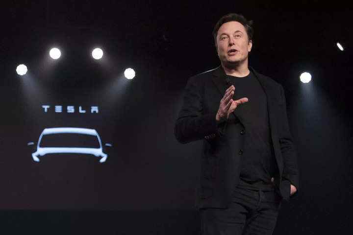 CEO Elon Musk, kendi kendini süren Tesla'ların yıl sonuna kadar geniş çapta piyasaya sürülmesine odaklandığını söyledi.