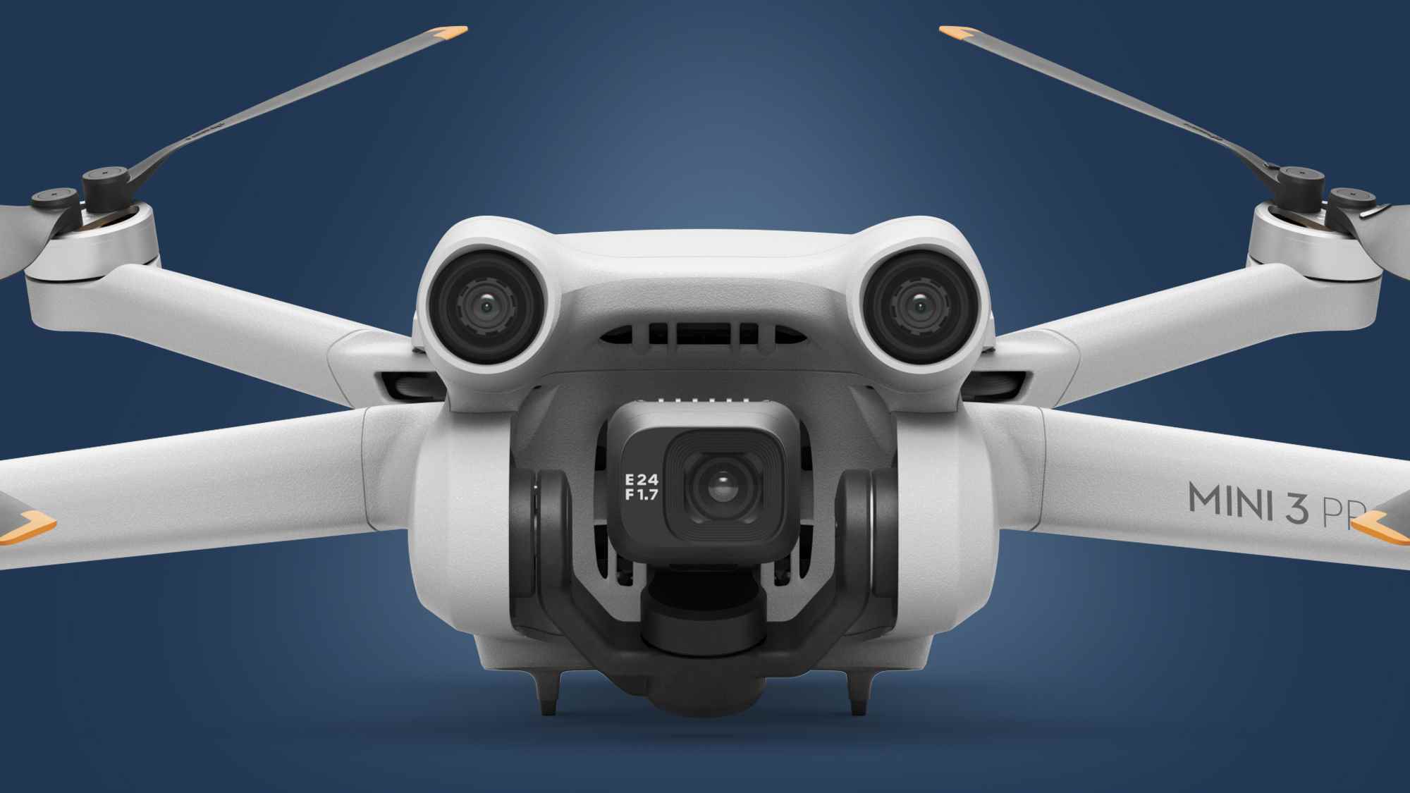 Mavi bir arka plan üzerinde DJI Mini 3 Pro drone