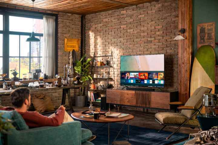 Bir oturma odasında Samsung 70 inç Sınıf 7 Serisi 4K TV.