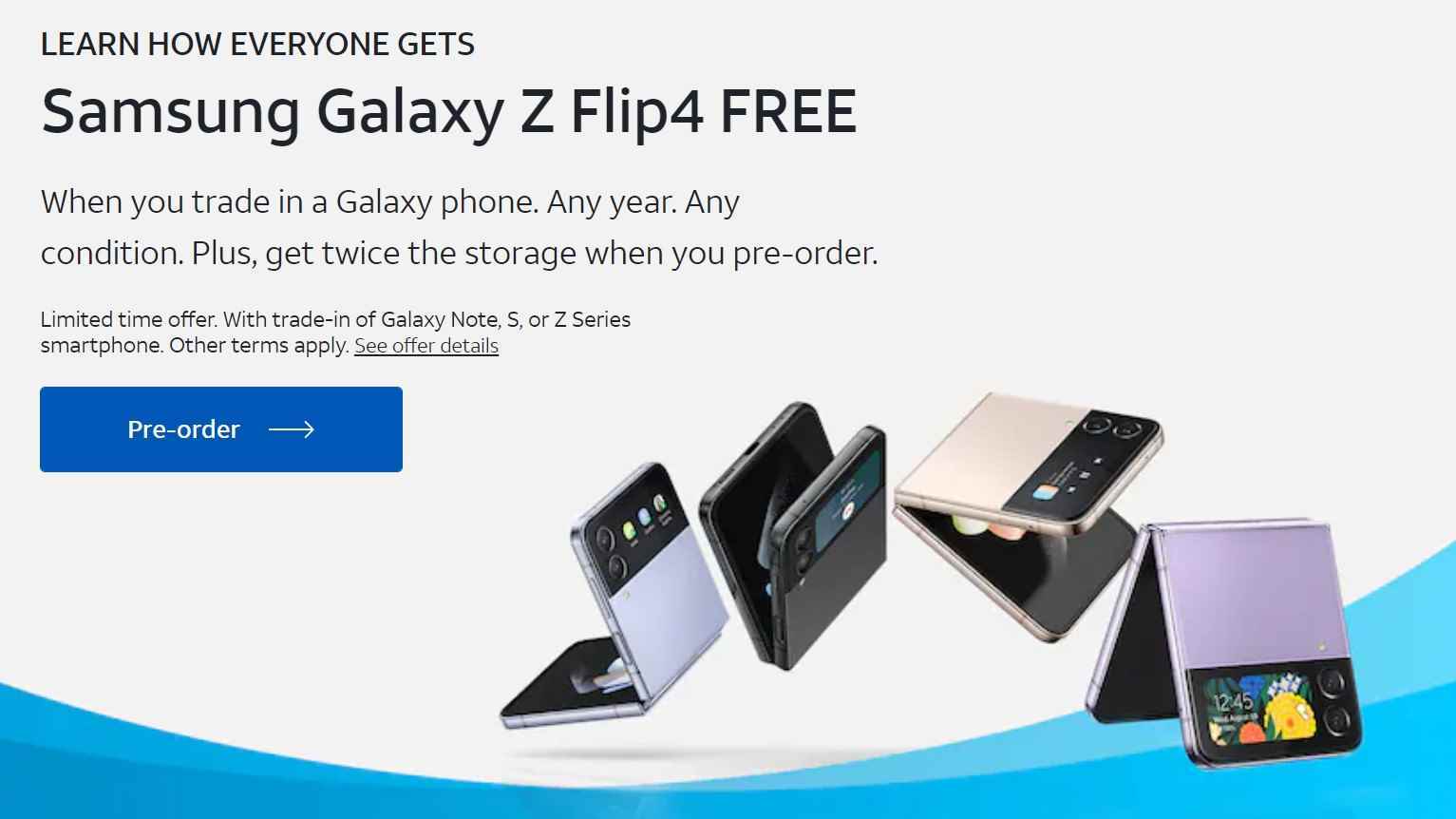 AT&T reklamı, birden fazla Galaxy Z Flip telefonu açık ve kapalı olarak gösteren ticaretle birlikte ücretsiz Galaxy Z Flip sunuyor