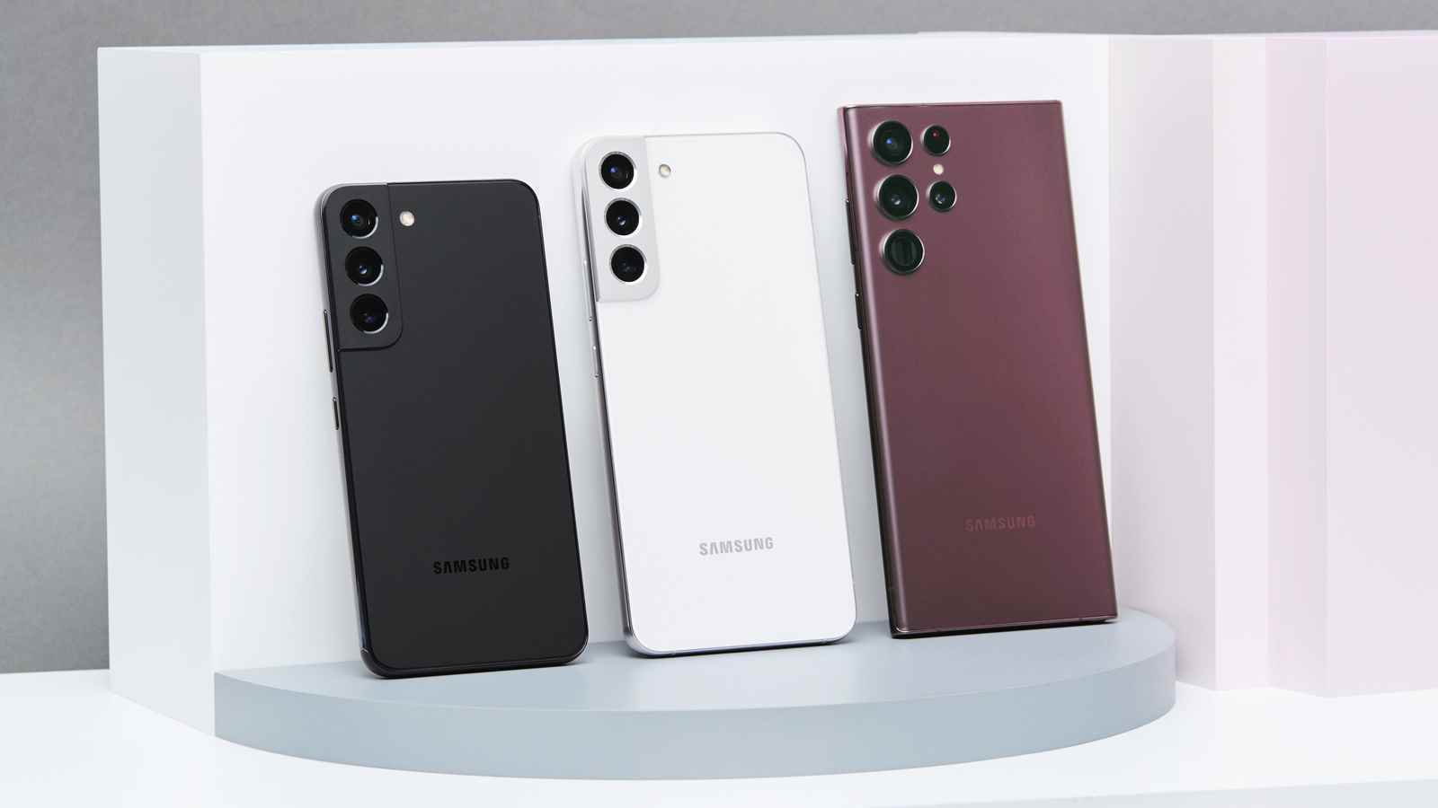 Gösterilen telefonların arkasıyla desteklenen Samsung Galaxy S22 ailesi