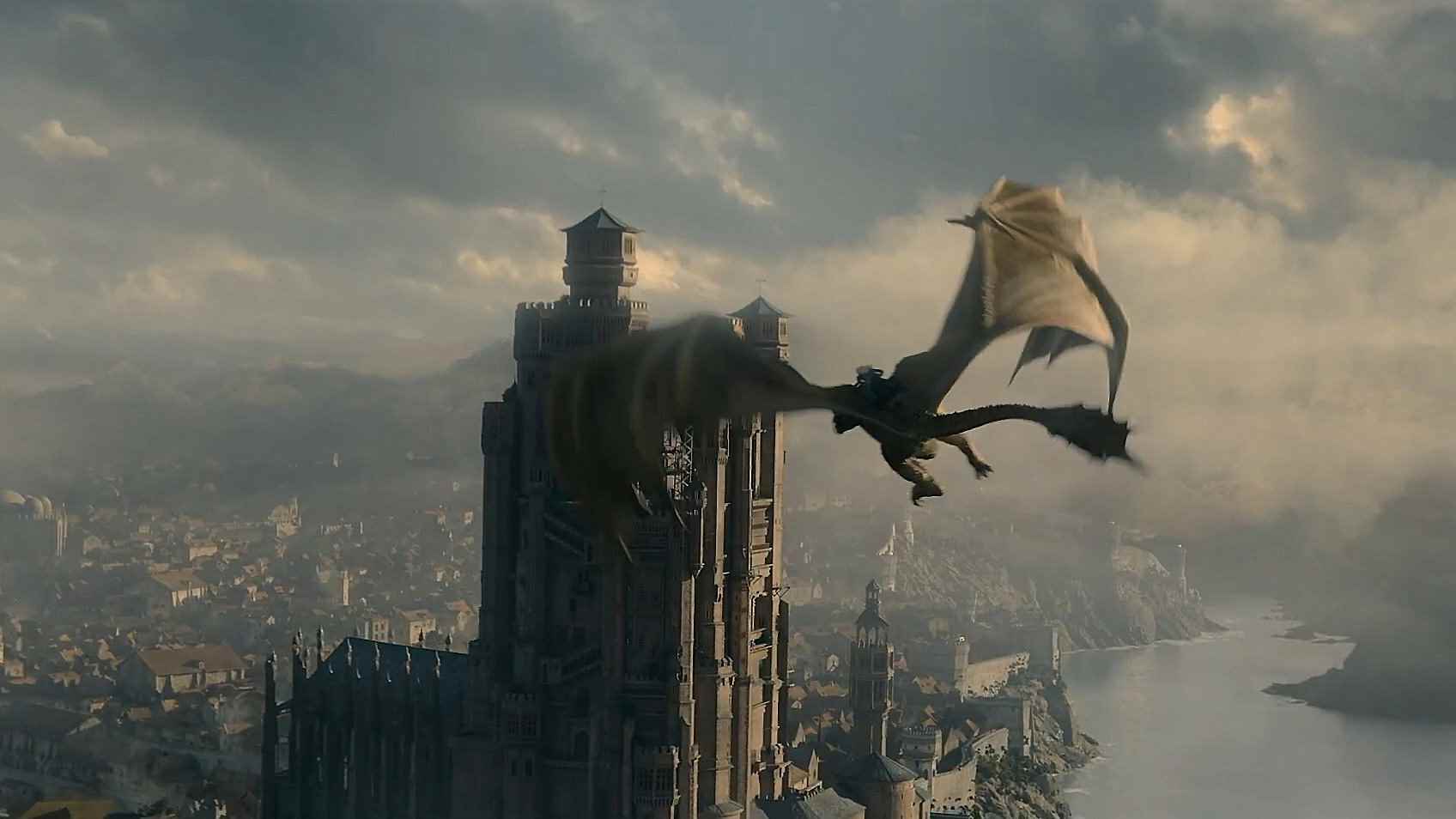 HBO Max'te House of the Dragon'da bir ejderha House Targaryen'in ana kalesine doğru uçuyor
