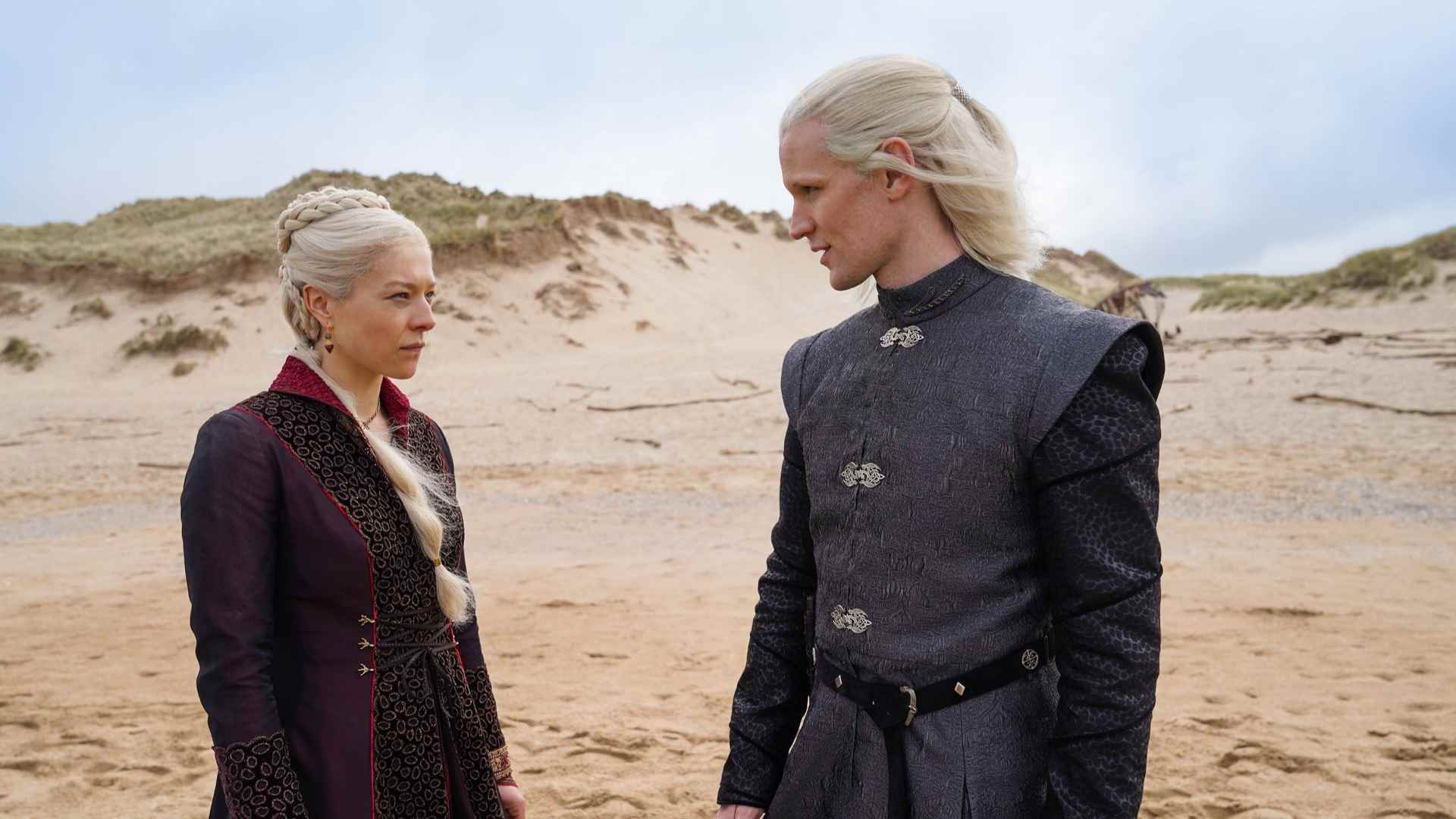 Rhaenyra ve Daemon Targaryen HBO Max'te House of the Dragon'da bir kumsalda sohbet ediyor