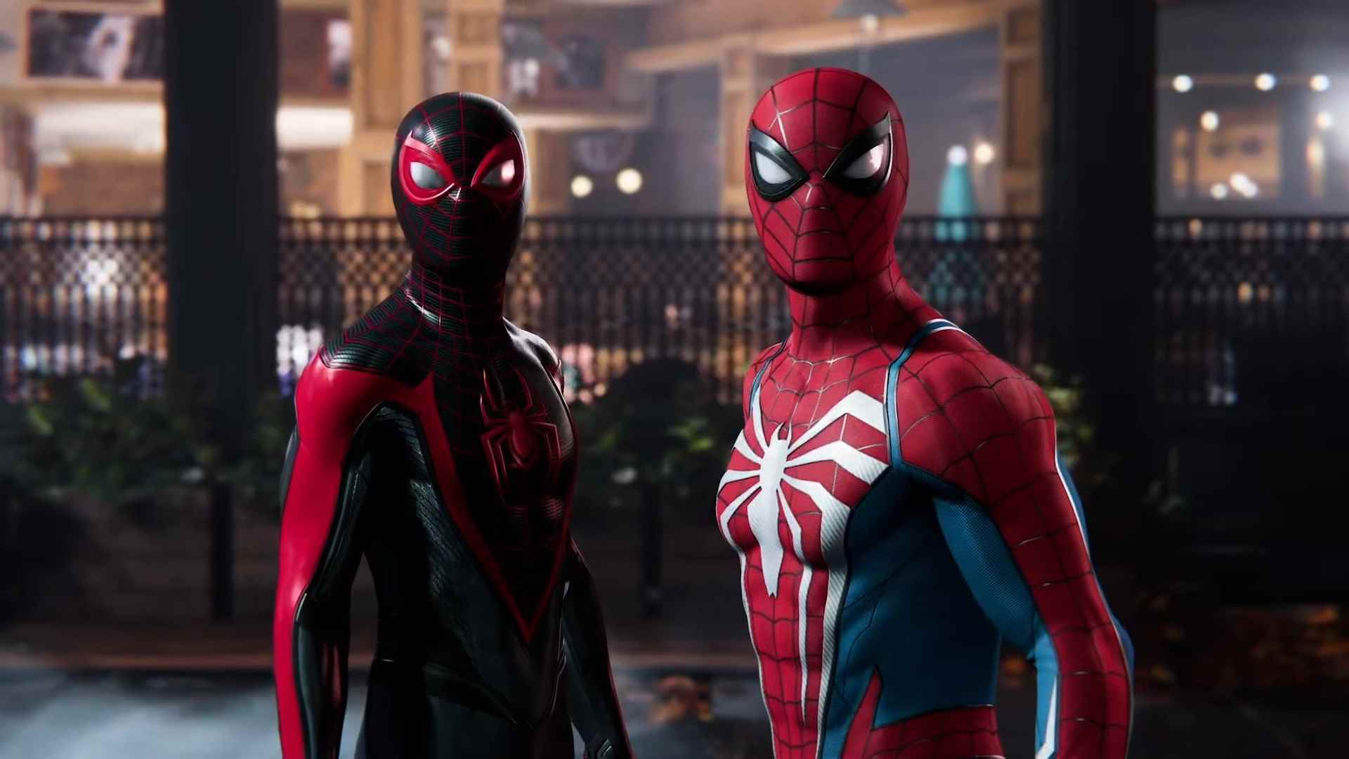 Marvel's Spider-Man 2 ekran görüntüsü, Peter Parker ve Miles Morales'i kendi Spider-Man kıyafetleri içinde yan yana dururken gösteriyor