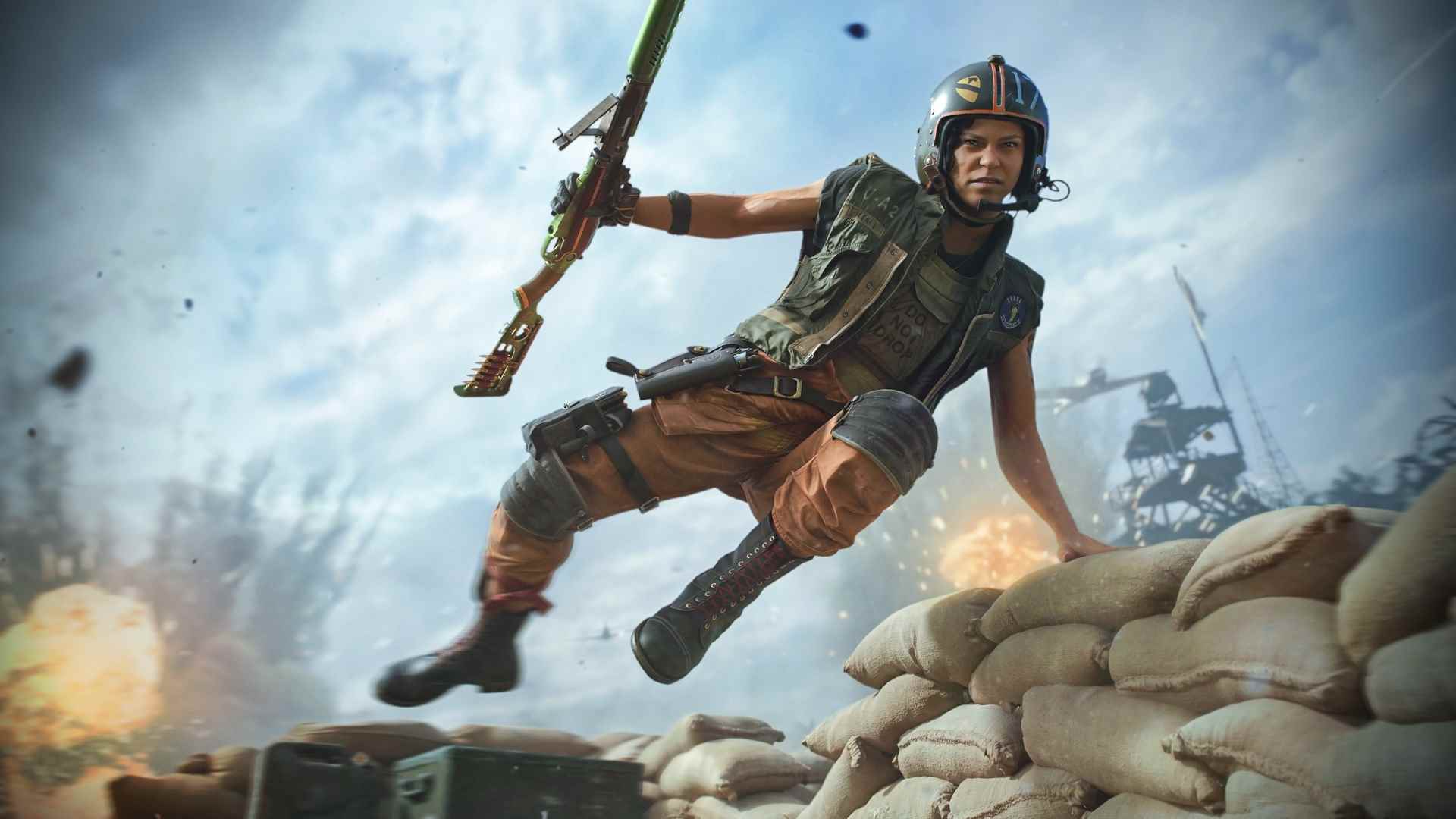 Kadın Operatör Florence Carter, Call of Duty Warzone'da bir tüfek tutuyor ve bir kum torbası yığınının üzerinden atlıyor.