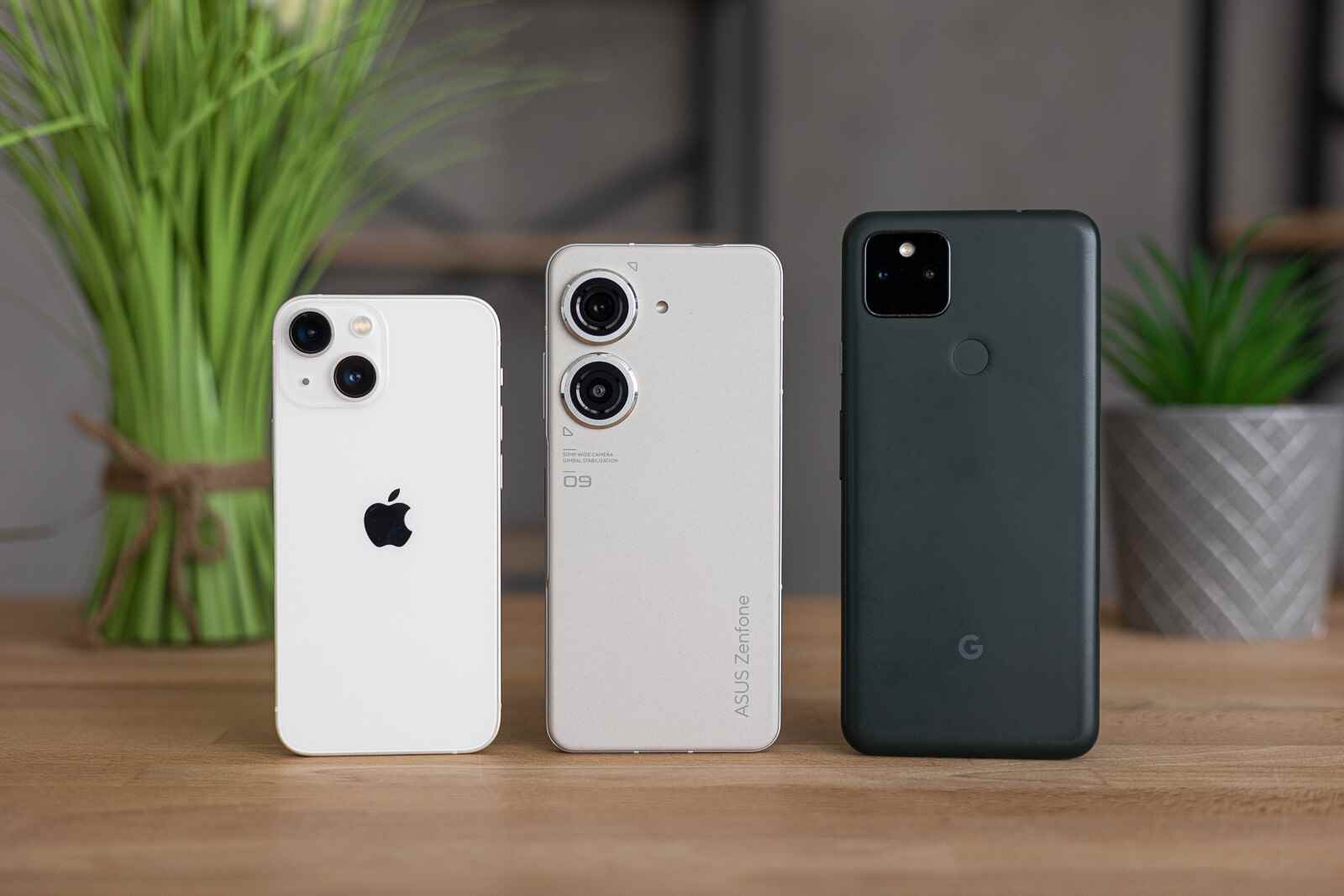 Soldan sağa - iPhone 13 mini, ZenFone 9, Pixel 5a (Resim kredisi PhoneArena) - Mükemmel kompakt telefon arayışında: Asus ZenFone 9