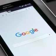 Bir tablette Google arama motoru.
