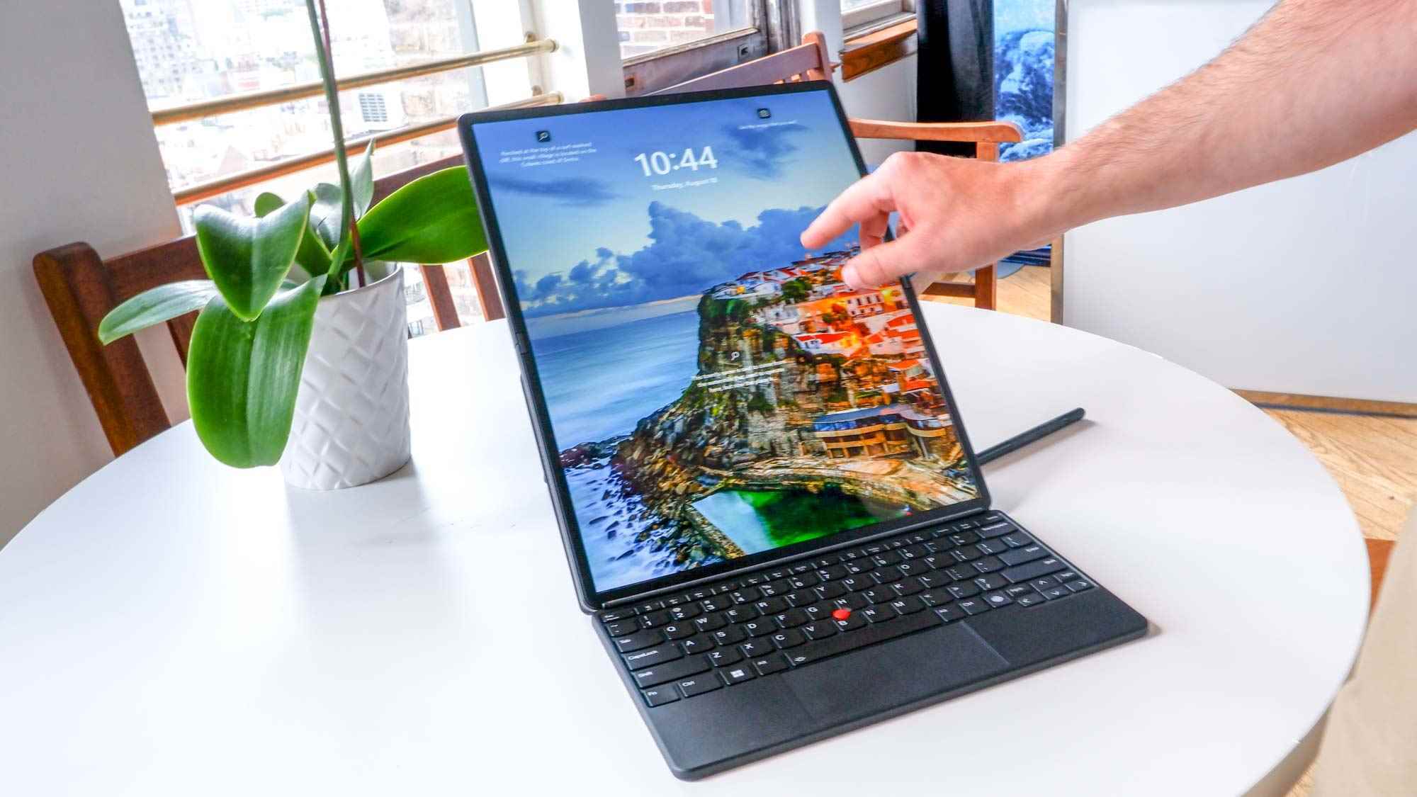 Klavyeli Lenovo ThinkPad X1 Fold 2022 16 inç ekran