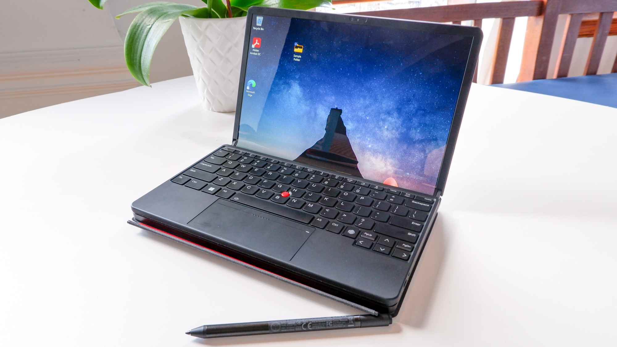 Klavyeli Lenovo ThinkPad X1 Fold 2022 dizüstü bilgisayar modu