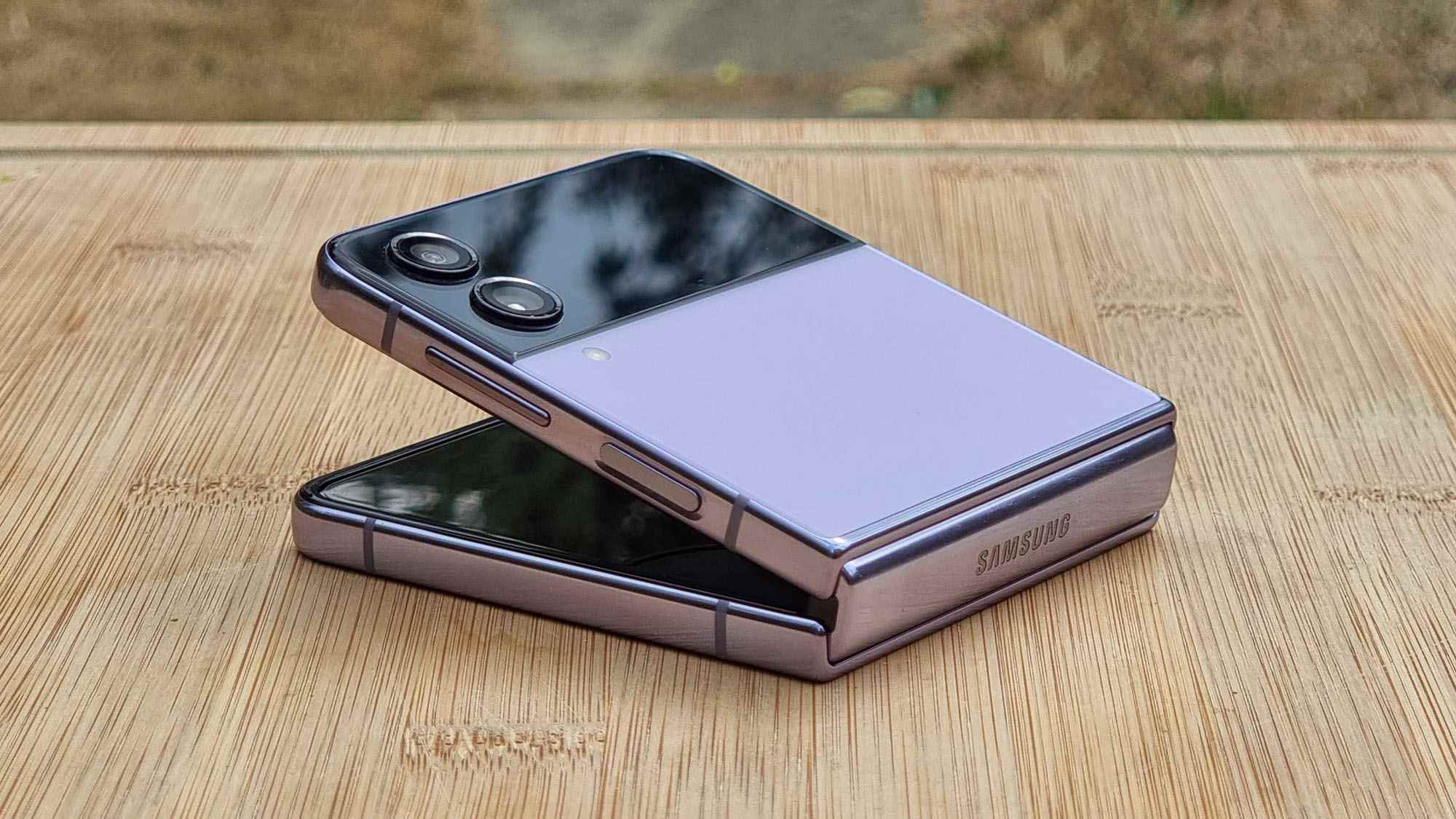 Samsung Galaxy Z Flip 4 incelemesi Bora Purple açık dar açılı 16:9