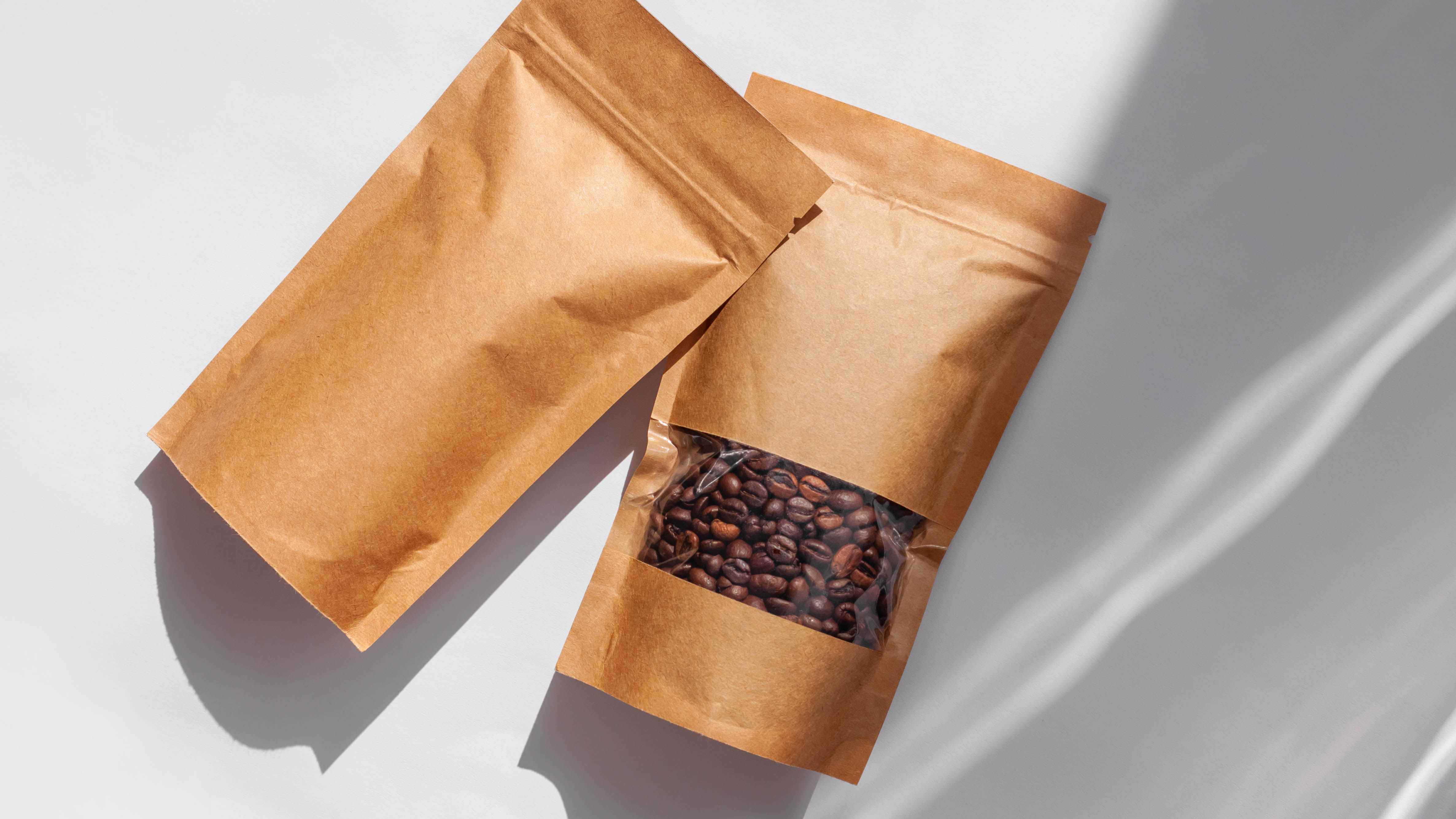 Kahverengi torbalarda kahve çekirdekleri