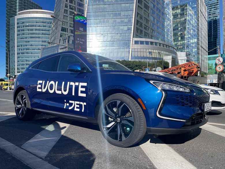 Rus markası Evolute, yakın gelecekte satın alınabilecek üç elektrikli aracı gösterdi.  Bunlar i-PRO sedan, i-JOY crossover ve i-JET cross coupe'dir.