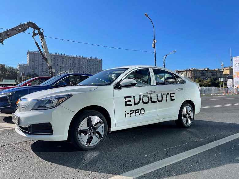 Rus markası Evolute, yakın gelecekte satın alınabilecek üç elektrikli aracı gösterdi.  Bunlar i-PRO sedan, i-JOY crossover ve i-JET cross coupe'dir.