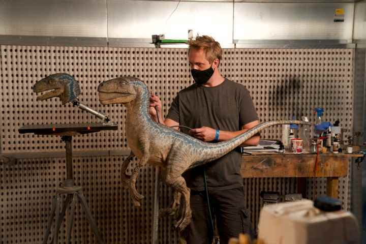 Bir heykeltıraş, Jurassic World Dominion için bir dinozor modeli üzerinde çalışıyor.