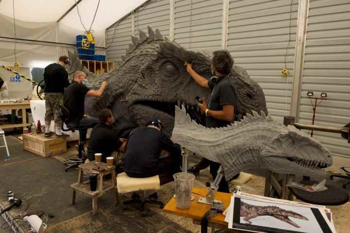 Heykeltıraşlar, Jurassic World Dominion için bir Giganotosaurus modeli üzerinde çalışıyorlar.