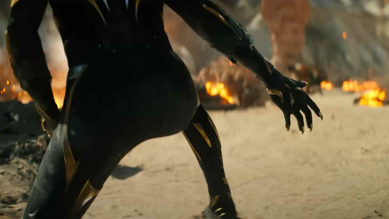 Black Panther: Wakanda Forever'da arkaları kameraya dönük yeni Black Panther'in ekran görüntüsü