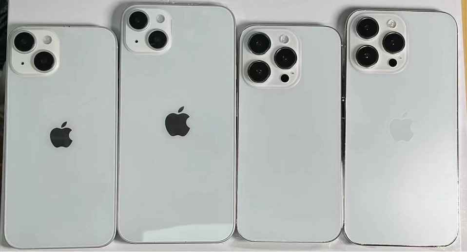 Beyaz arka planda dört iPhone 14 kukla modeli