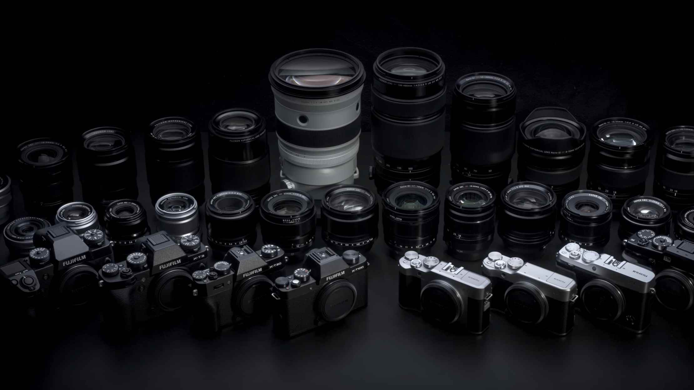 Bir grup Fujifilm kamera ve lens