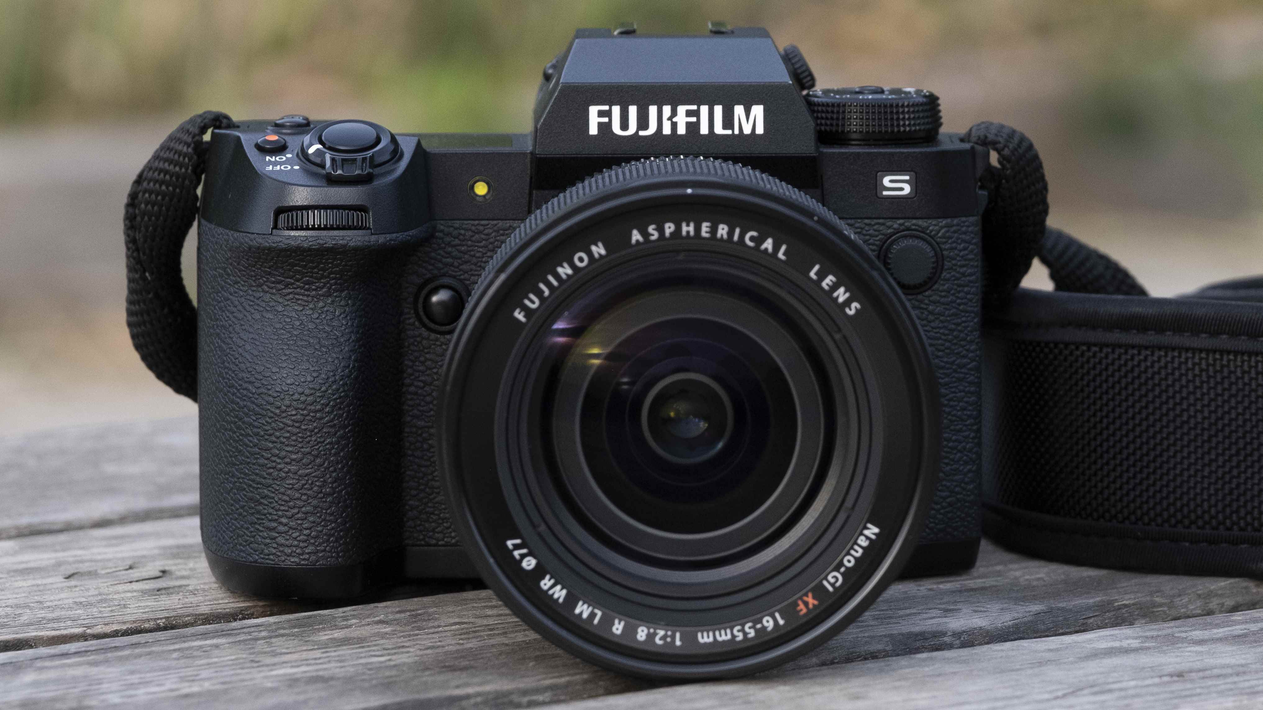 Ahşap bir bankta oturan Fujifilm X-H2S kamera