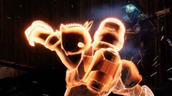 Best Destiny 2 Titan, Arc 3.0'da PvP ve PvE için inşa ediyor: Işıltılı bir Titan bir düşmana saldırır.