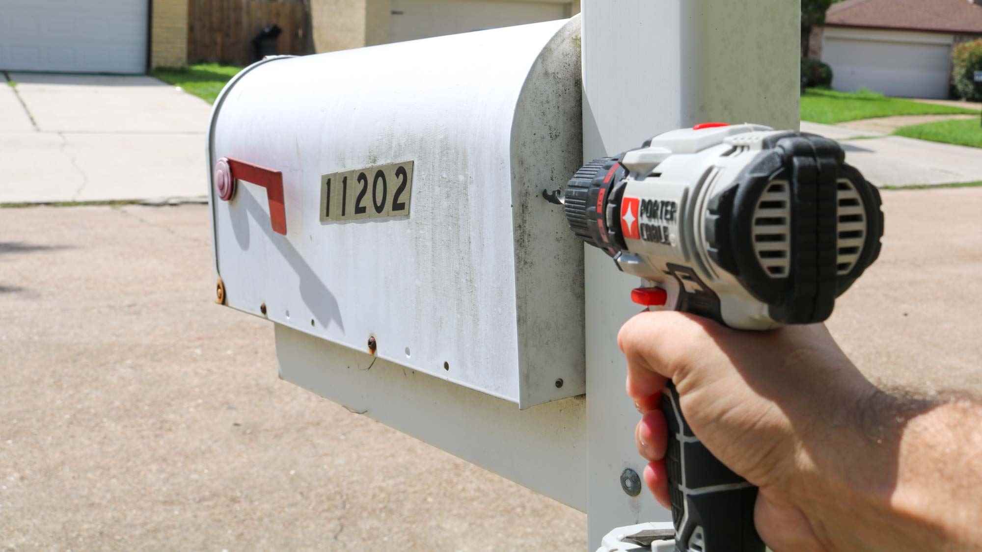 Bir elektrikli matkapla posta kutusunun arkasına bir delik açarak Halka Posta Kutusu Sensörünü takma