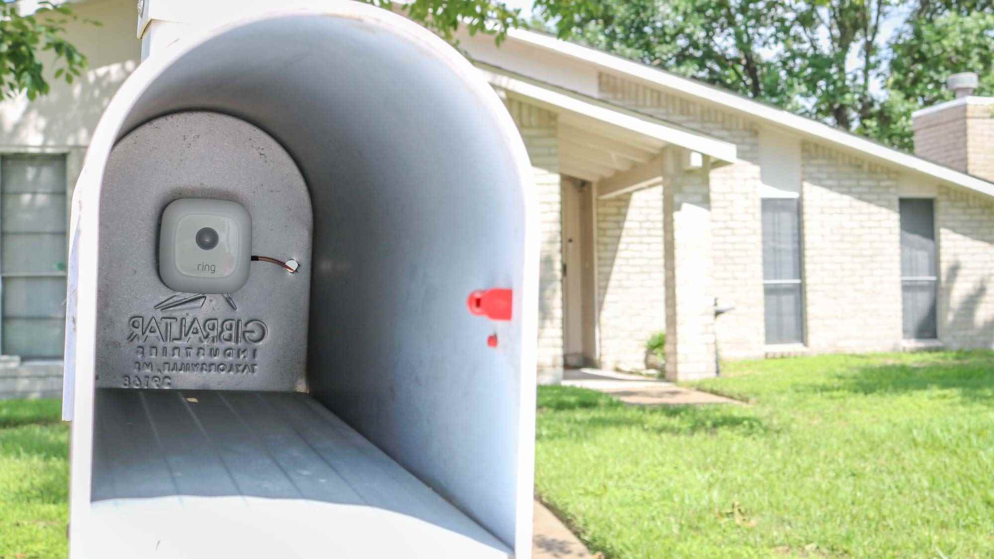 Posta kutusunun arkasına takılı bir Zil Posta Kutusu Sensörü