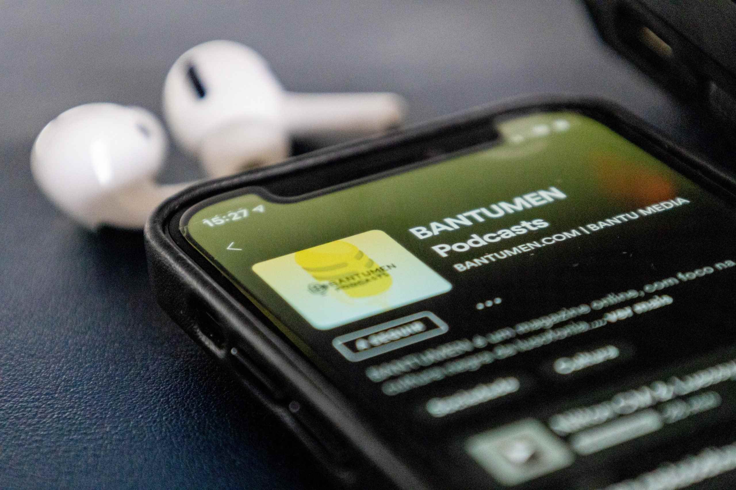 Spotify'da bir podcast sayfasına açılan bir akıllı telefon.