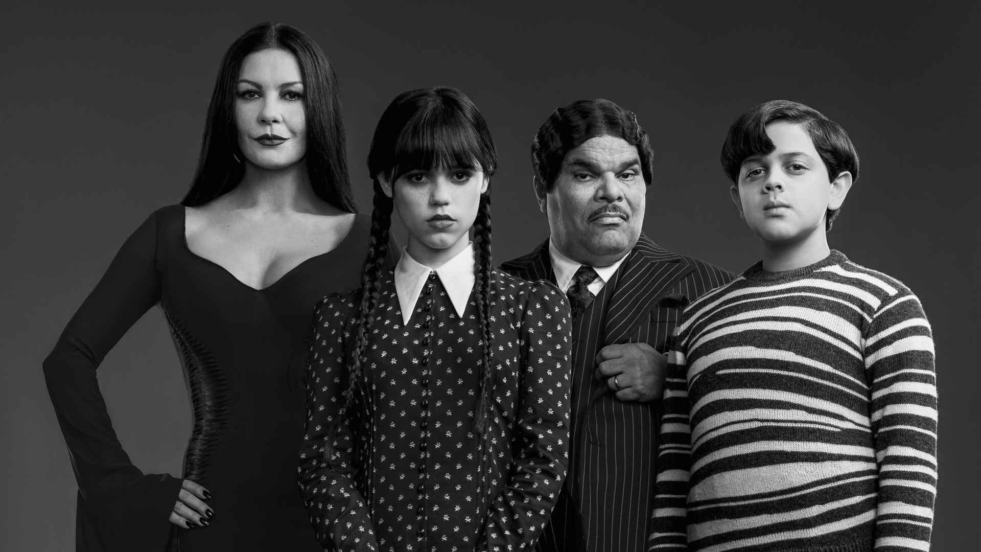 Netflix'in Çarşamba günü yayınlanan Addams TV programı için Addams Ailesi'nin ilk görüntüsünün siyah beyaz ekran görüntüsü