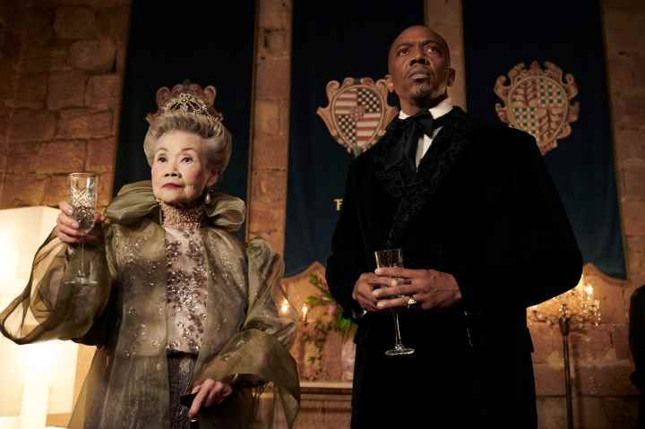 Kraliçe ve Victor yan yana durur ve Vampir Akademisi'nden bir sahneye bakarlar.