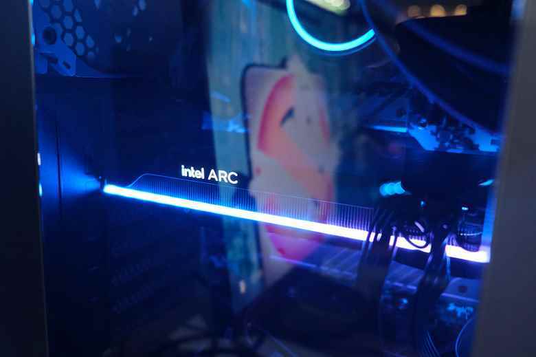 Medya, ASRock Arc A750 Challenger ekran kartının ilk fotoğrafını gösterdi - TGS 2022'ye getirildi