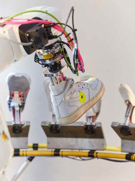Nike bir robota spor ayakkabılarını nasıl temizleyeceğini öğretti