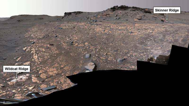 NASA'nın Azim gezicisi jeolojik olarak zengin Mars arazisini araştırıyor