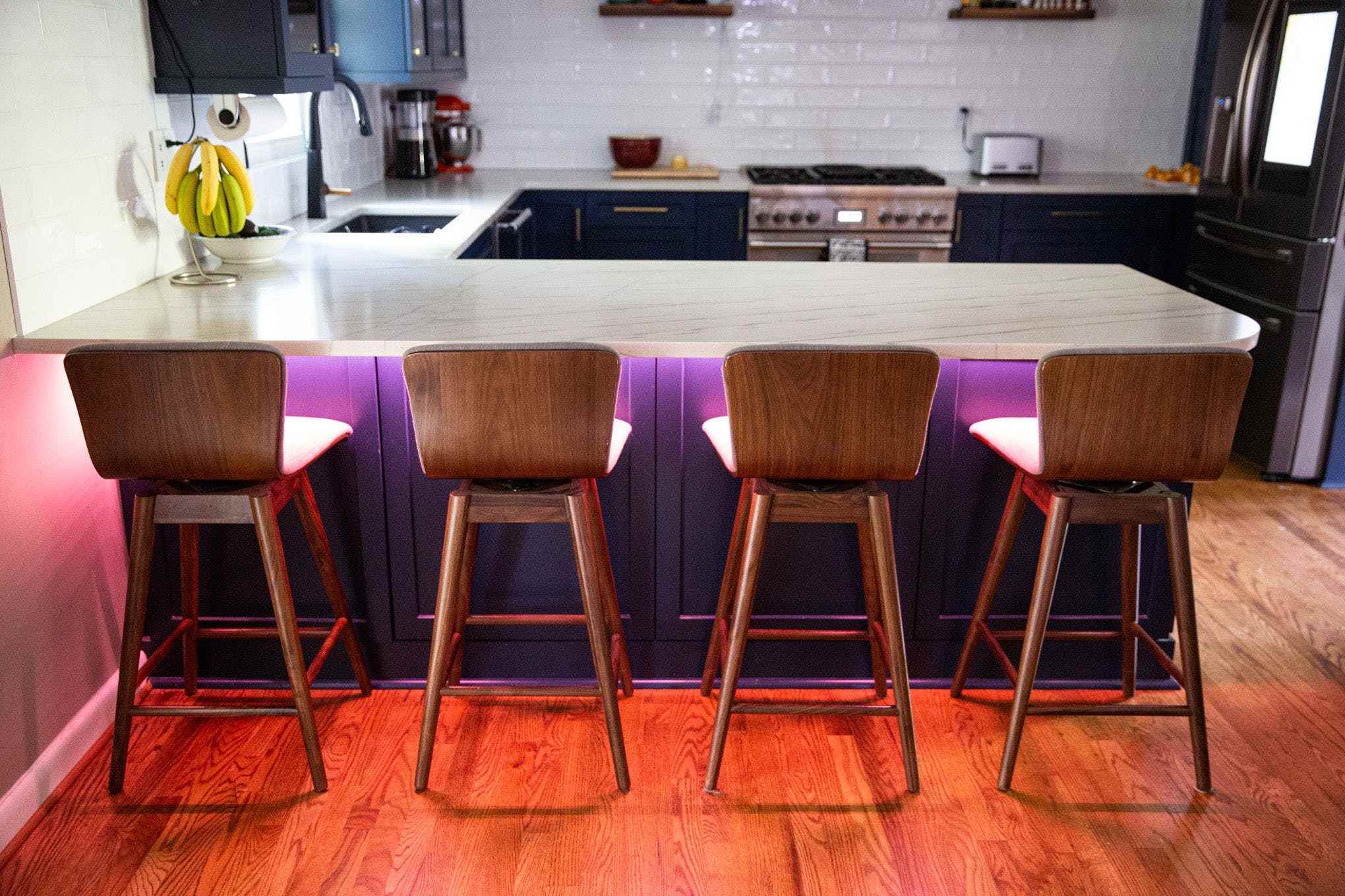 Pembe ışıklı mutfak tezgahı