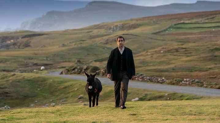 Colin Farrell, The Banshees of Inisherin'de eşeğiyle yürüyor.