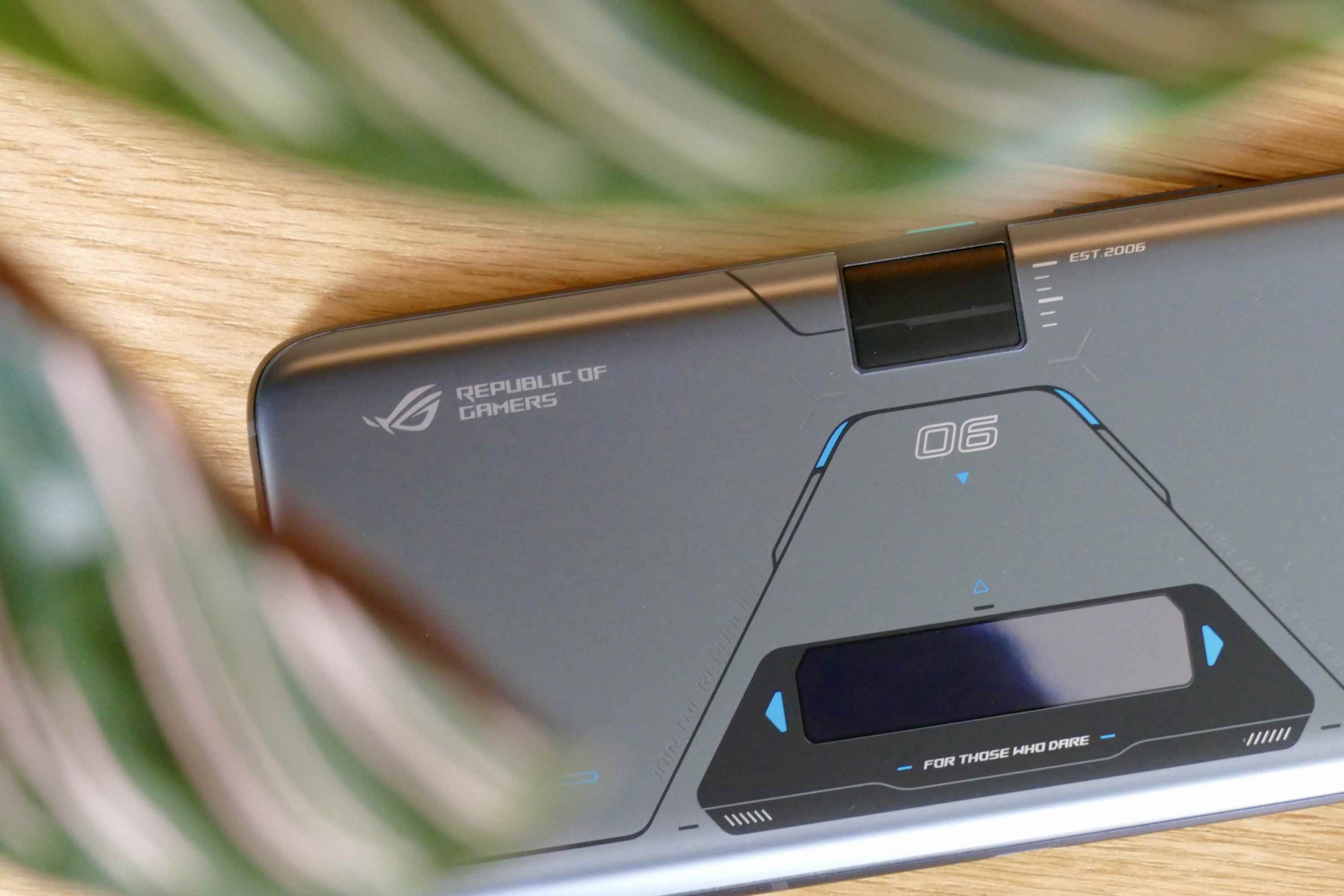 Asus ROG Phone 6D Ultimate'ın arkası.