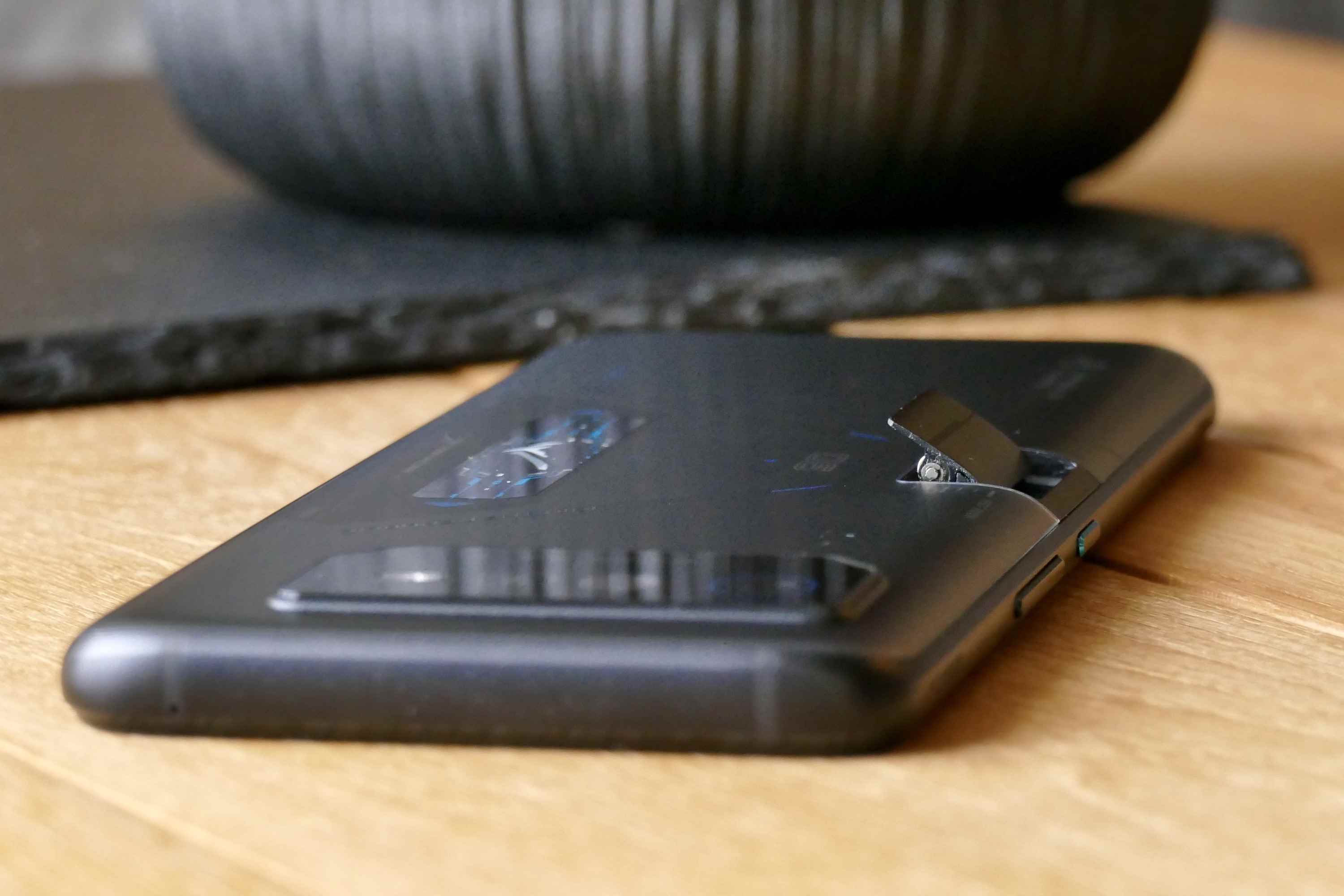 Asus ROG Phone 6D Ultimate üzerinde yandan görülen AeroActive Soğutma Bağlantı Noktası.
