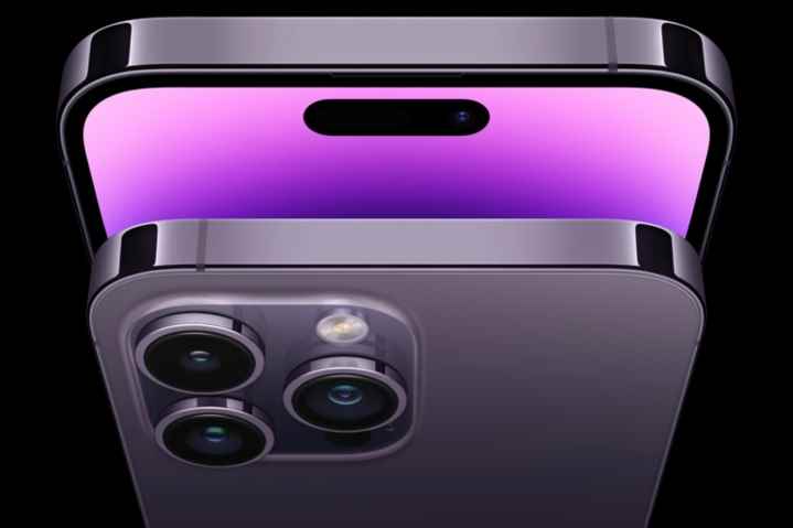 Deep Purple renginde iPhone 14 Pro'nun önü ve arkası.