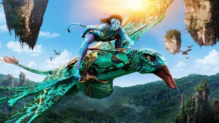 Avatar 2'de mavi bir uzaylı uçan bir ejderhaya biner.