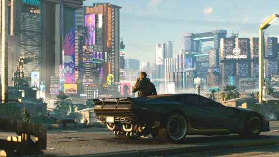 Cyberpunk 2077 sonları: V'nin Erkek versiyonu arabasının yanında sigara içiyor.  Arasaka binası ve diğer gökdelenler uzaktan görülebilir.