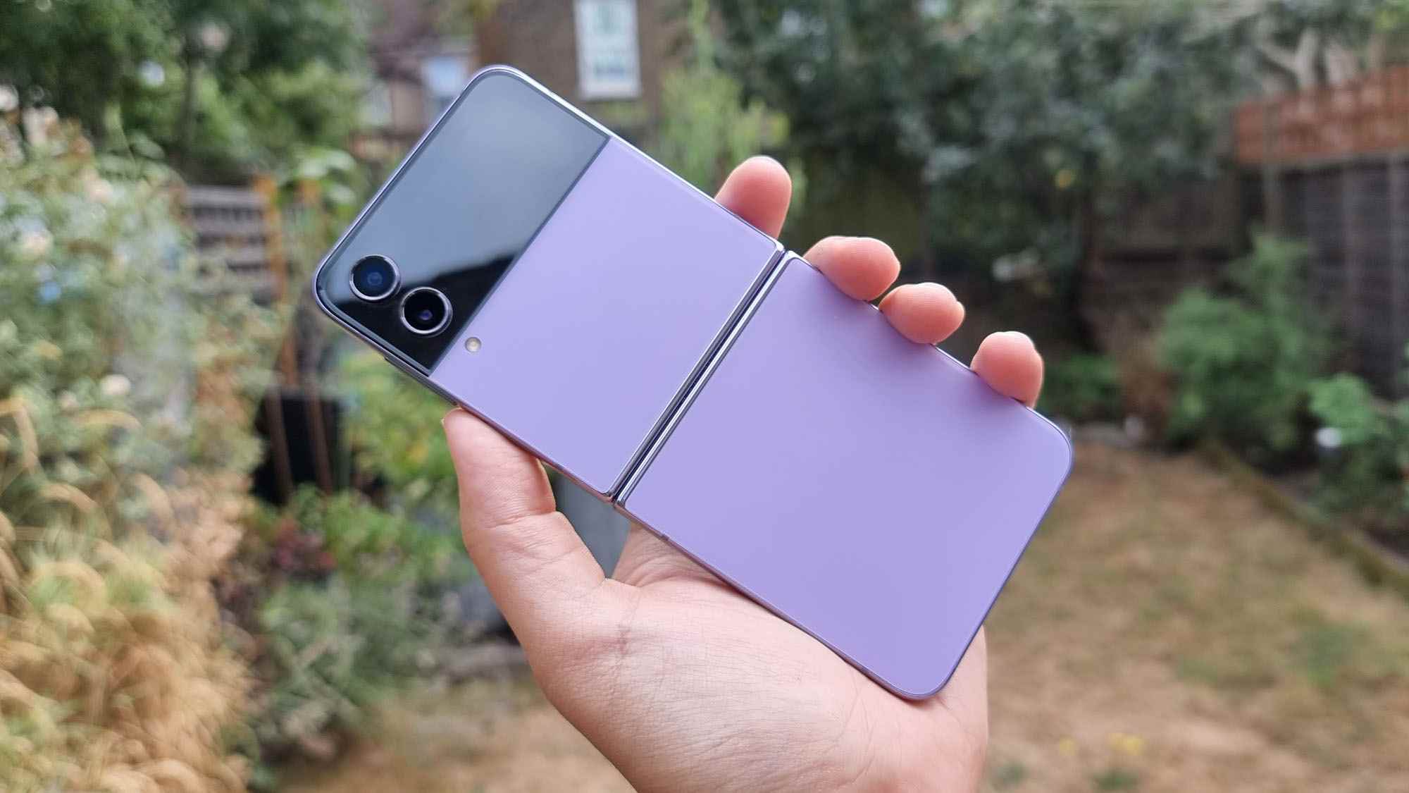 Samsung Galaxy Z Flip 4 incelemesi Bora Purple arkası açılı